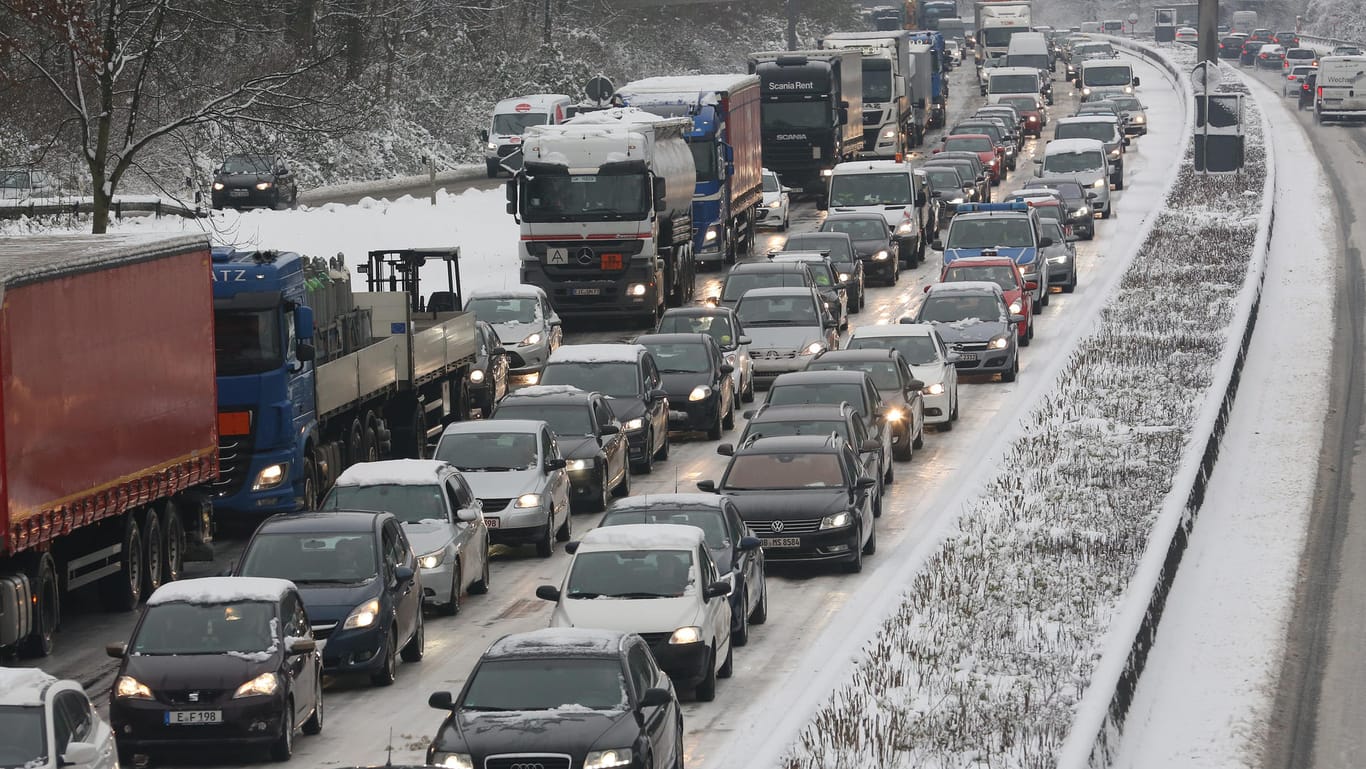 Stau bei winterlichen Bedingungen: Heimreisende, Kurzurlauber und Pendler verursachen dichten Verkehr.