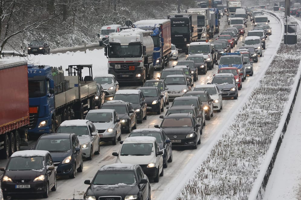 Stau bei winterlichen Bedingungen: Heimreisende, Kurzurlauber und Pendler verursachen dichten Verkehr.