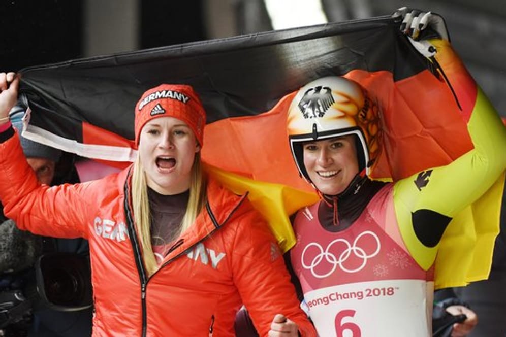 Die Rodlerinnen Natalie Geisenberger (r) und Dajana Eitberger (l) bejubeln ihre Gold- und Silber-Medaille.