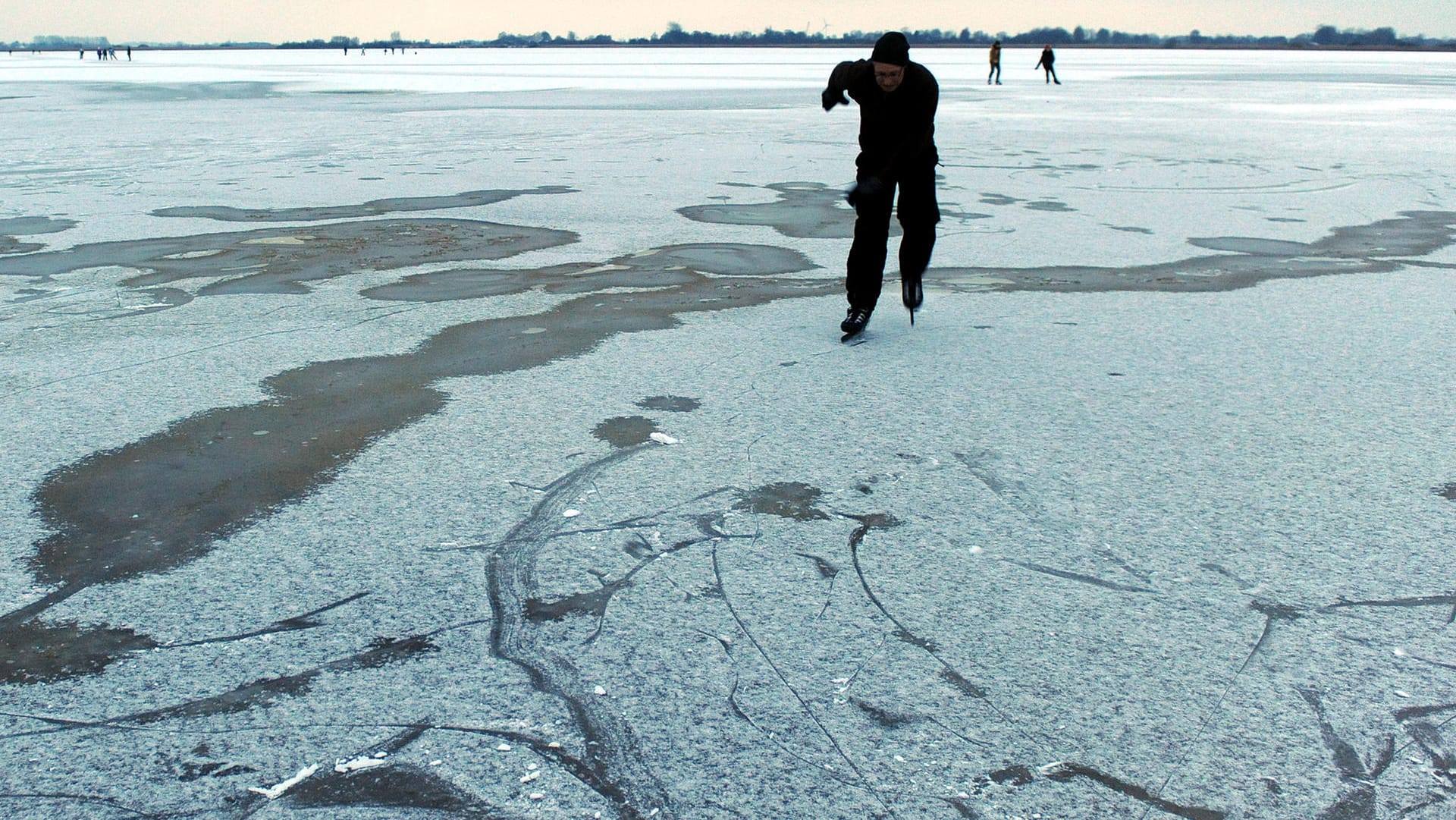 Dünne Eisfläche: Nur von den Behörden offiziell freigegebene Eisflächen dürfen betreten werden.