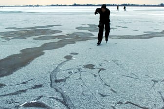 Dünne Eisfläche: Nur von den Behörden offiziell freigegebene Eisflächen dürfen betreten werden.