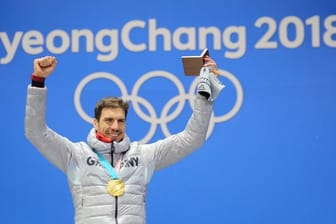 Trotz Goldmedaille hat Biathlet Arnd Peiffer einen kritischen Blick auf Olympia.