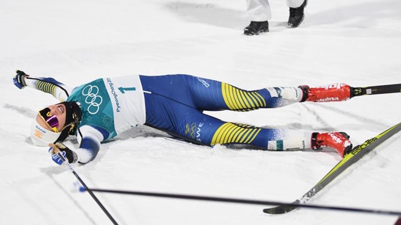 Langläuferin Stina Nilsson aus Schweden jubelt über ihre erste olympische Goldmedaille.