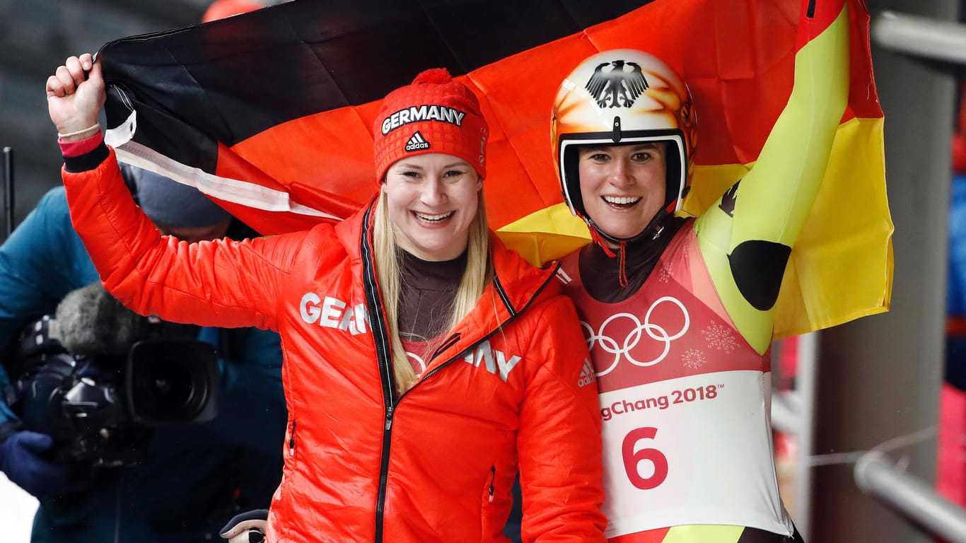 Olympia 2018: Natalie Geisenberger (re.) und Dajana Eitberger freuen sich über Gold und Silber