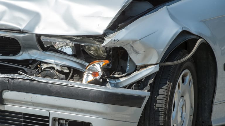 Beschädigtes Auto: Sobald die Versicherung nach einem Autounfall einspringt, stuft sie den Kunden beim Schadenfreiheitsrabatt zurück.