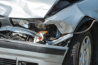 Beschädigtes Auto: Sobald die Versicherung nach einem Autounfall einspringt, stuft sie den Kunden beim Schadenfreiheitsrabatt zurück.