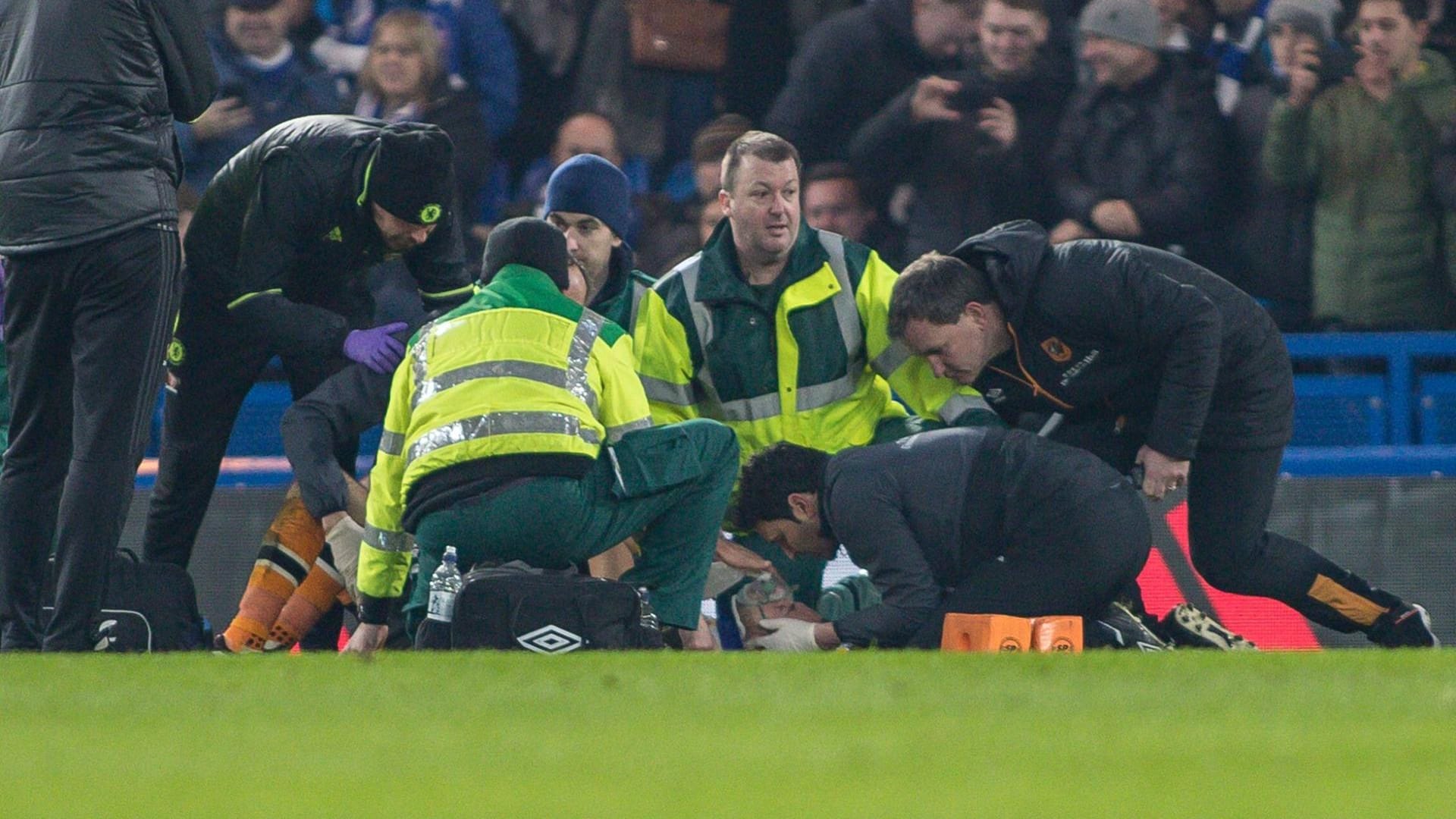 Der Schock-Moment: Nach einem Zusammenprall mit Chelsea-Verteidiger Gary Cahill bleibt Mason benommen liegen.