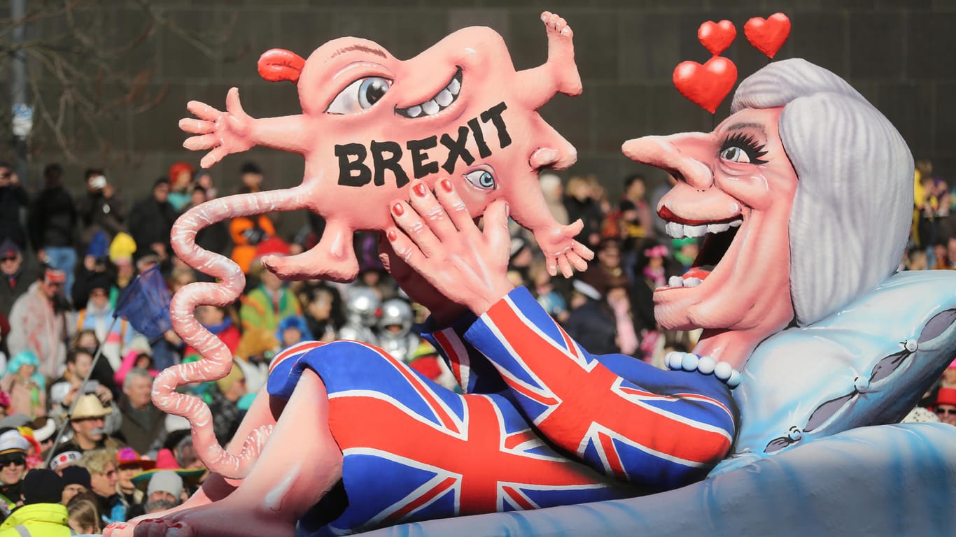 Theresa May bringt den "Brexit" auf die Welt: Der Motivwagen löste in England große Diskussionen aus.