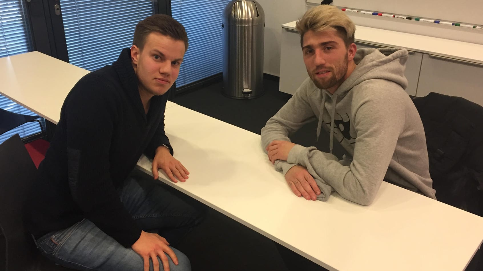 Kevin Kampl (r.) im Gespräch mit t-online.de-Redakteur Benjamin Zurmühl.