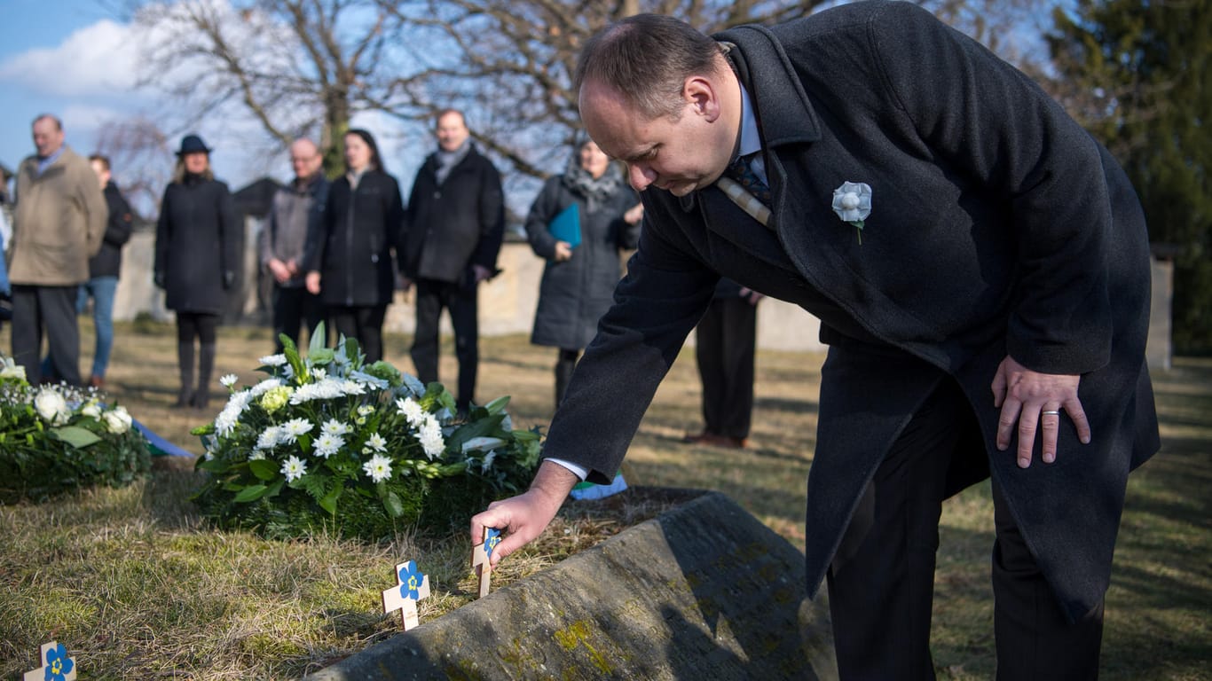Dresdens Oberbürgermeister Dirk Hilbert bei einer Gedenkveranstaltung: Die ersten Veranstaltungen zum Gedenken der Opfer des Luftangriffes auf Dresden haben stattgefunden.