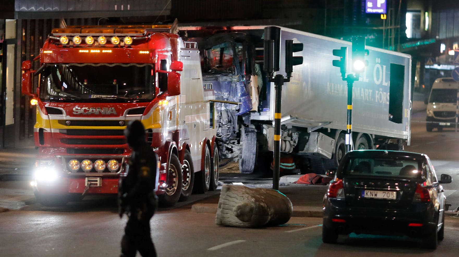 Der Lastwagen des Terroranschlags in Stockholm wird abgeschleppt: Der mutmaßliche Attentäter des Anschlags steht seit heute vor Gericht.