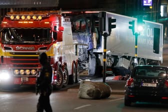Der Lastwagen des Terroranschlags in Stockholm wird abgeschleppt: Der mutmaßliche Attentäter des Anschlags steht seit heute vor Gericht.