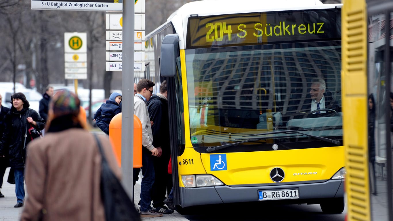 Passanten steigen in Berlin in einen Bus: Die Bundesregierung hat Pläne ins Gespräch gebracht, einen kostenlosen öffentlichen Nahverkehr zu schaffen.