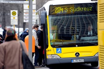Passanten steigen in Berlin in einen Bus: Die Bundesregierung hat Pläne ins Gespräch gebracht, einen kostenlosen öffentlichen Nahverkehr zu schaffen.