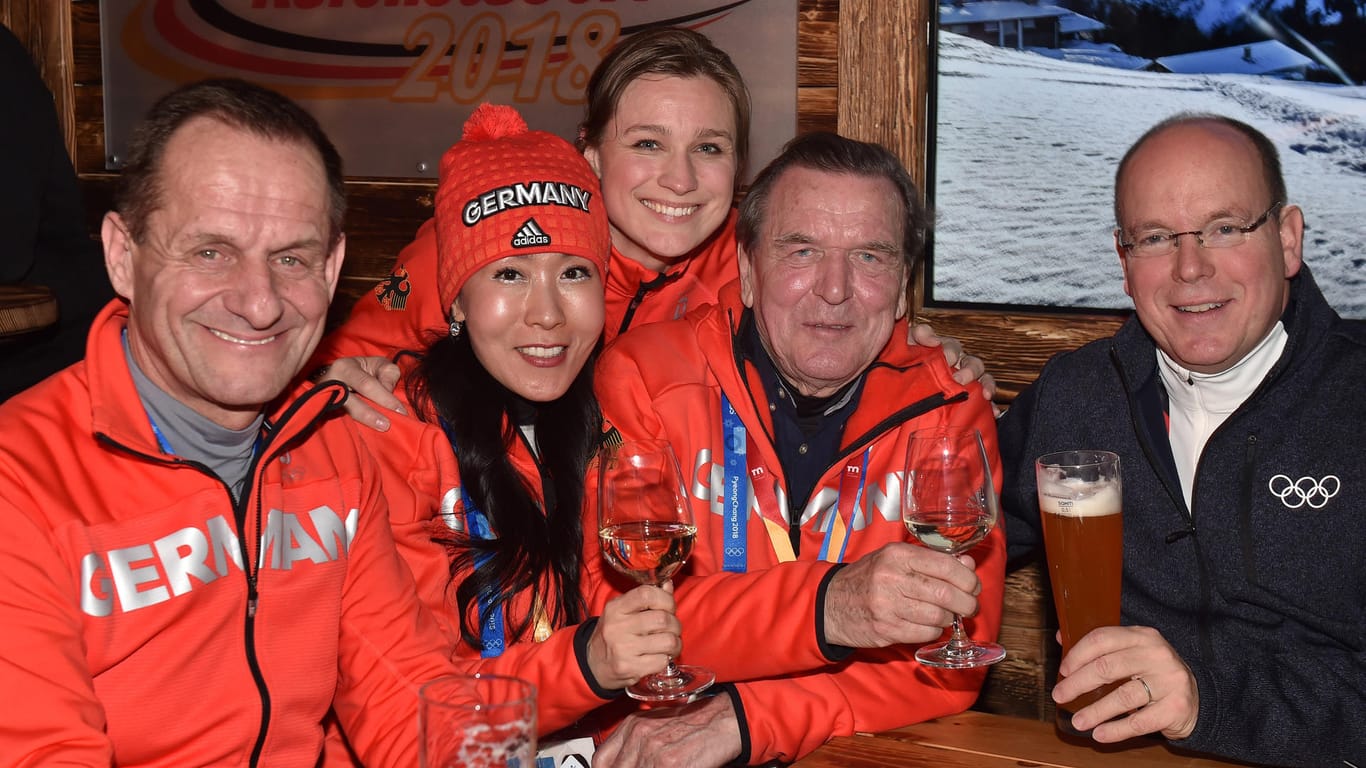 Der Präsident des Deutschen Olympischen Sportbundes, Soyeon Kim, Britta Heidemann, Gerhard Schröder und der Fürst Albert von Monaco feierten zusammen im Deutschen Haus.