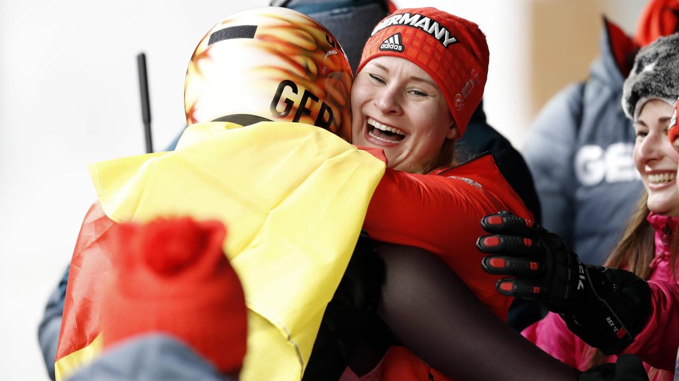 Deutscher Doppelsieg: Silbermedaillen-Gewinnerin Dajana Eitberger (r.) gratuliert Teamkollegin und Olympiasiegerin Natalie Geisenberger (l.) nach dem letzten Lauf beim Rodeln.
