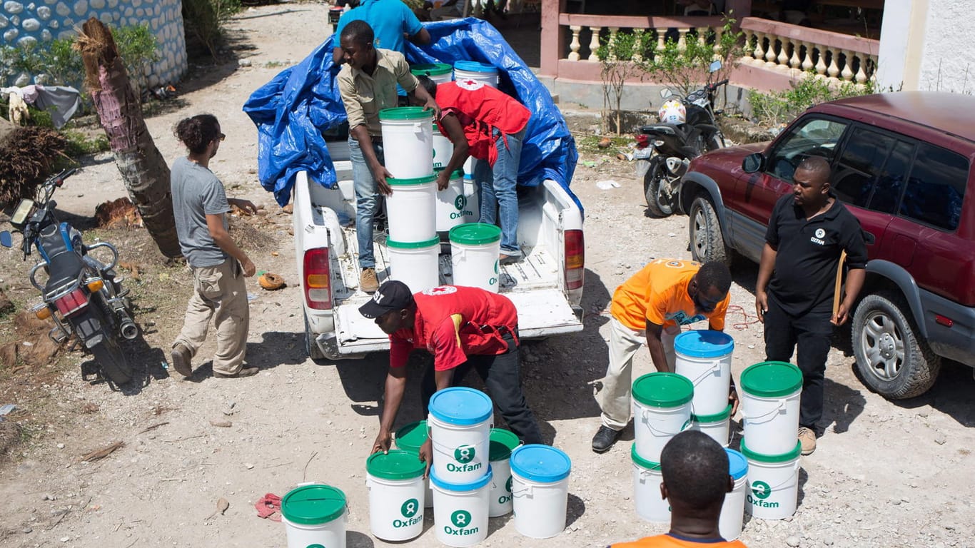 Ausgabe von Hilfsgütern in Haiti durch Oxfam: Laut einer Ex-Managerin von Oxfam haben Oxfam-Mitarbeiter Sex mit Hilfsbedürftigen als Gegenleistung für Hilfe gehabt.