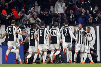 Juventus Turins Gonzalo Higuain feiert das erste Tor mit seinen Mannschaftskollegen.