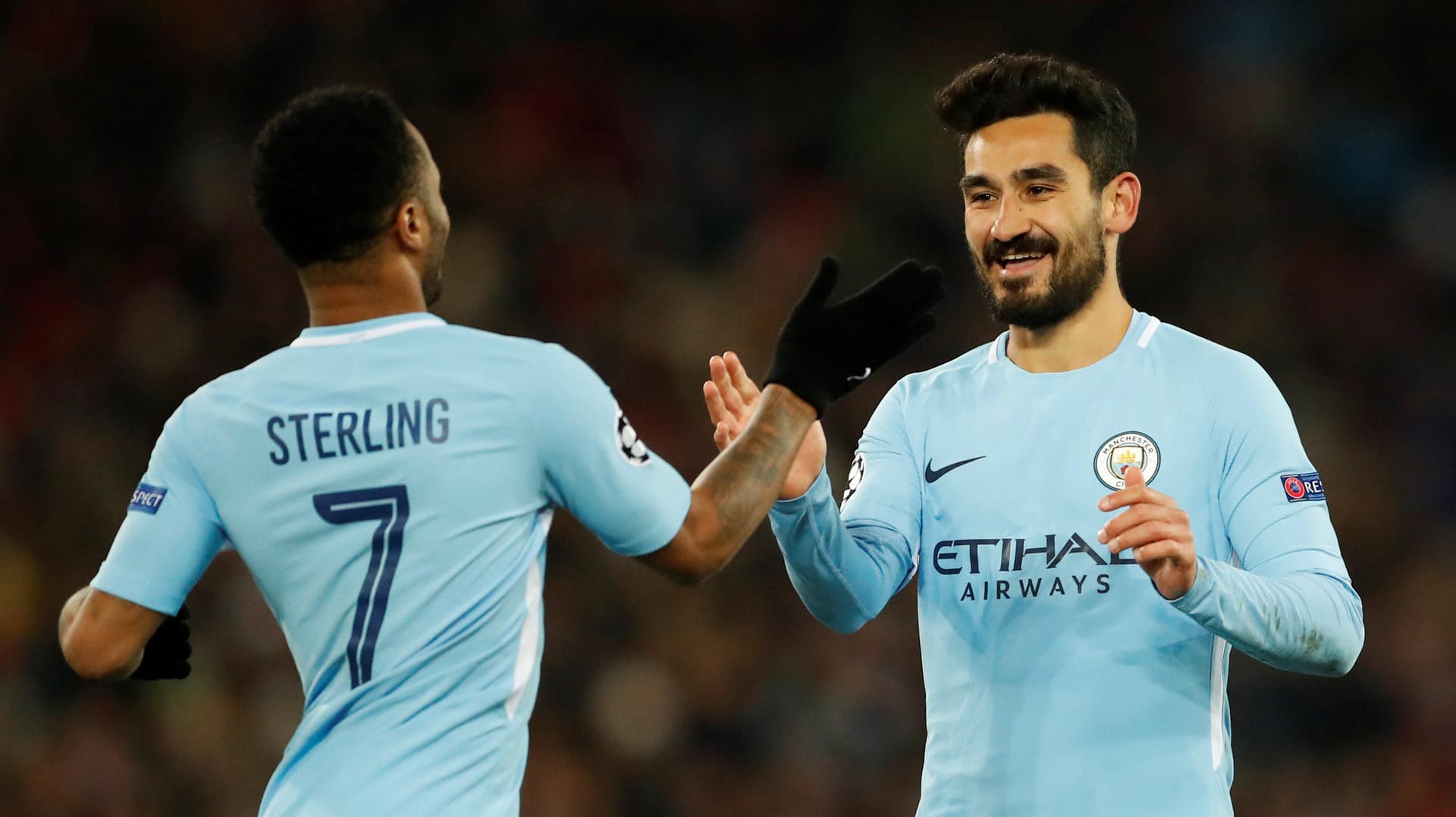 Raheem Sterling (l.) gratuliert Ilkay Gündogan: Der deutsche Nationalspieler traf beim Erfolg von Manchester City doppelt.