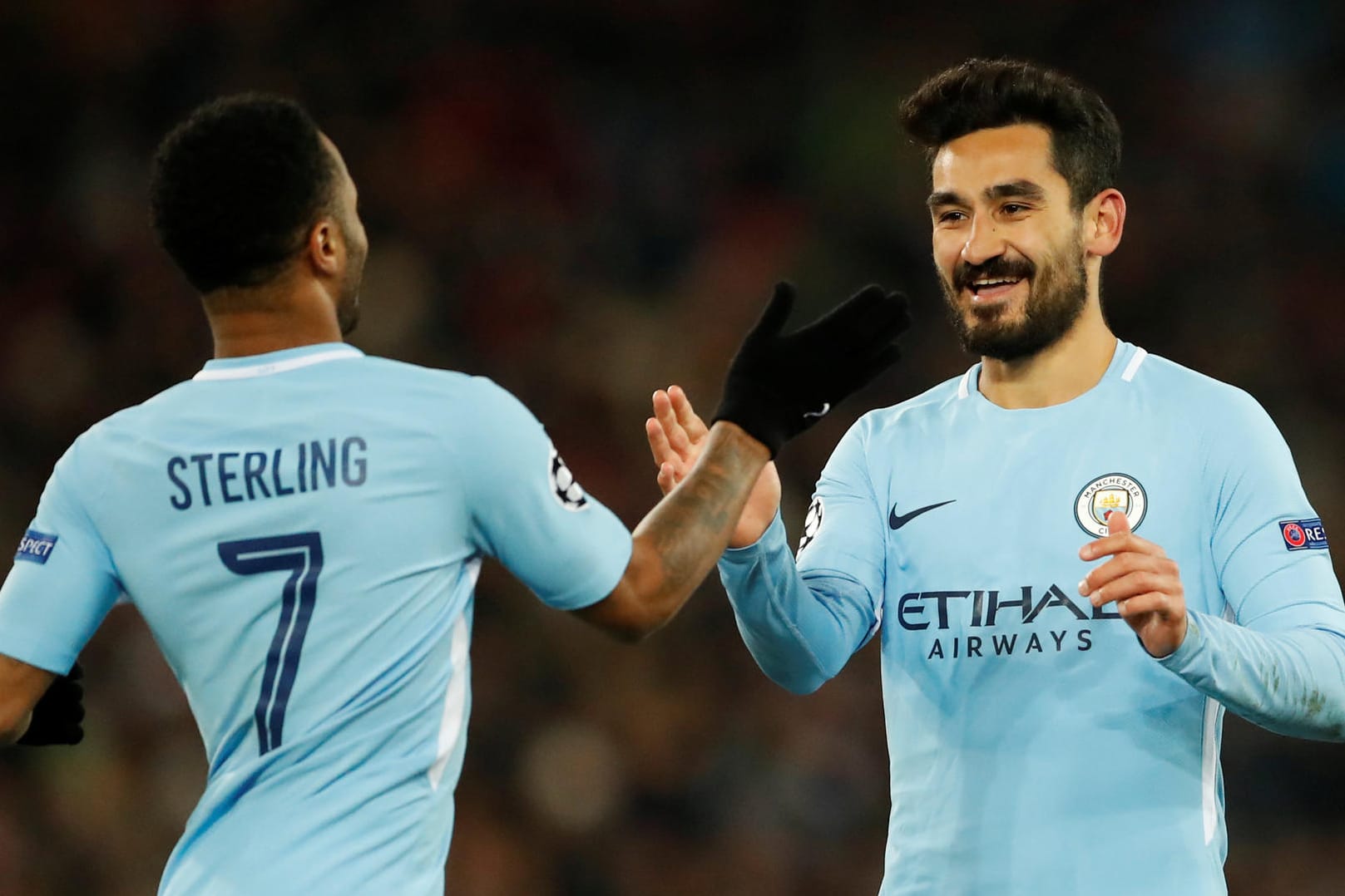 Raheem Sterling (l.) gratuliert Ilkay Gündogan: Der deutsche Nationalspieler traf beim Erfolg von Manchester City doppelt.