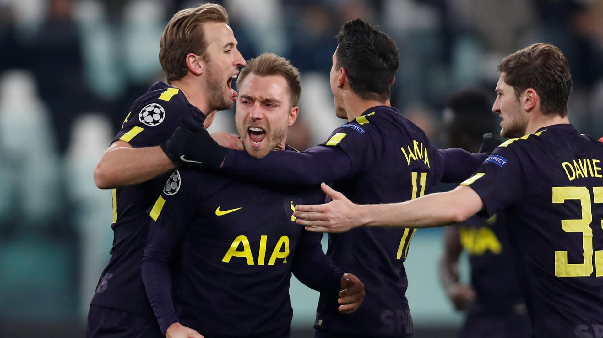 Christian Eriksen feiert mit seinen Mitspielern: Der Däne verwandelte einen Freistoß zum 2:2 für Tottenham.