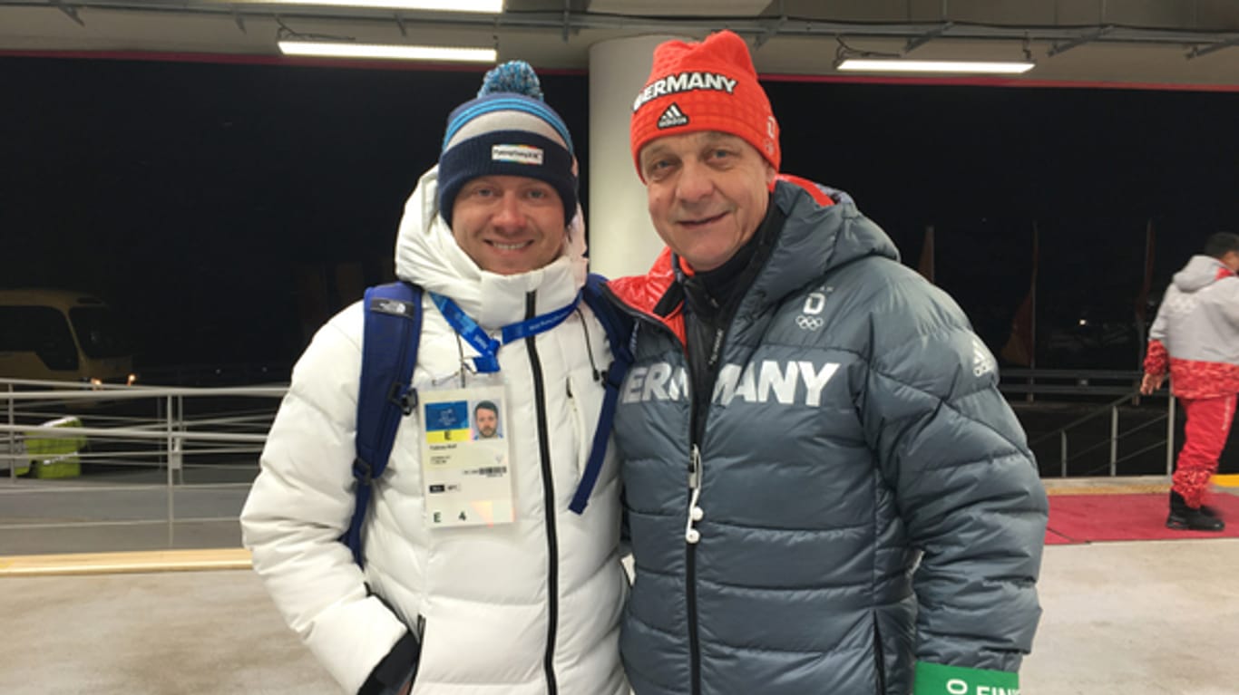 Am Startbereich der Olympiabahn von Pyeongchang: Bundestrainer Norbert Loch (rechts) mit t-online.de-Reporter Tobias Ruf.