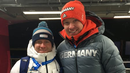 Hat sein Lachen wiedergefunden: Felix Loch (rechts) mit t-online.de-Reporter Tobias Ruf.