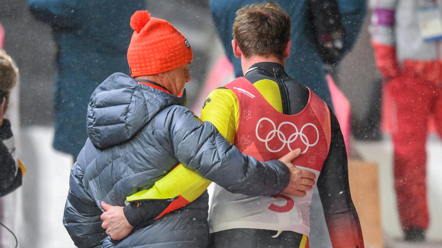 Alpensia Sliding-Centre: Felix Loch aus Deutschland wird nach seinem letzten Lauf von seinem Vater, Bundestrainer Norbert Loch, getröstet.