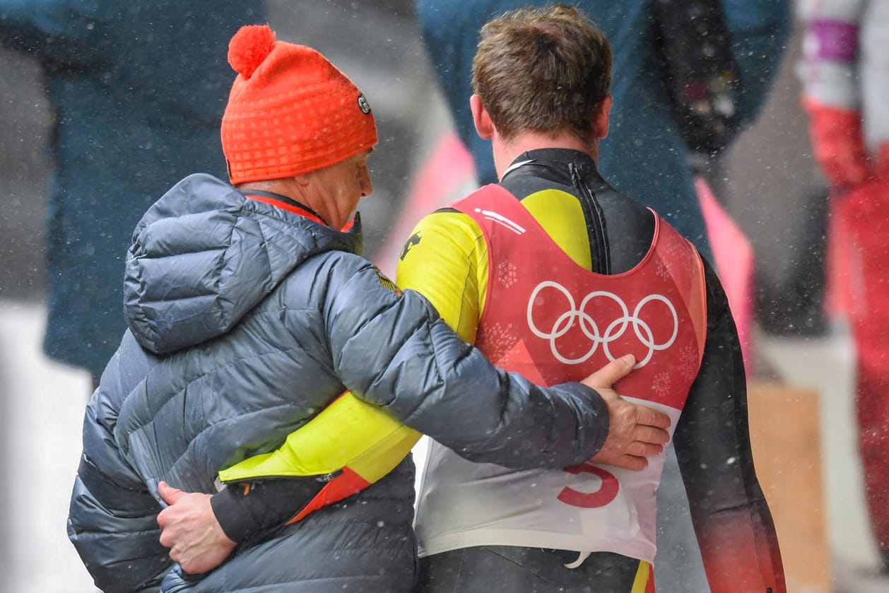 Alpensia Sliding-Centre: Felix Loch aus Deutschland wird nach seinem letzten Lauf von seinem Vater, Bundestrainer Norbert Loch, getröstet.