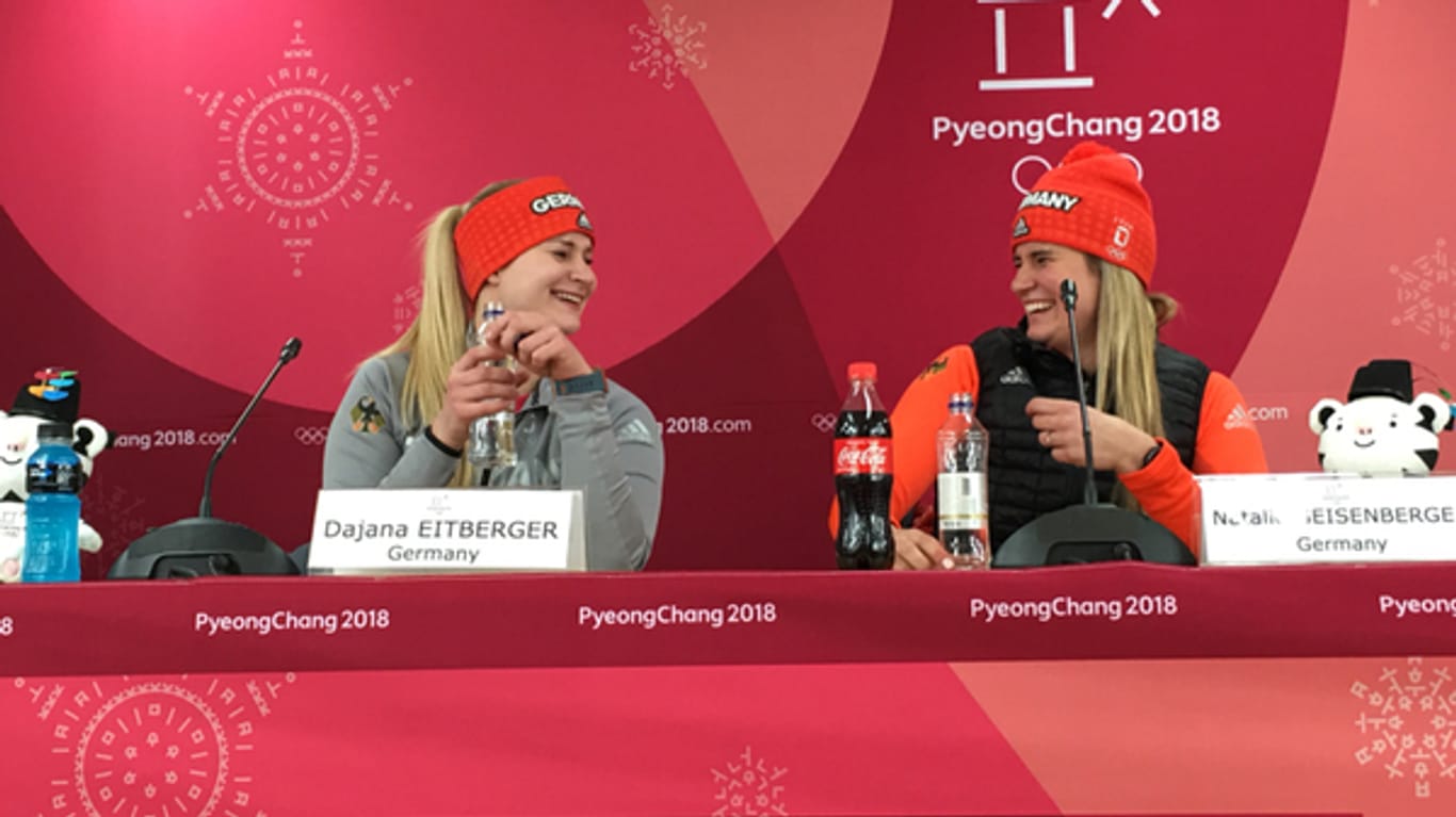v.links: Dajana Eitberger und Natalie Geisenberger. Die Rodlerinnen strahlen auf der Pressekonferenz nach ihrem Medaillengewinn.