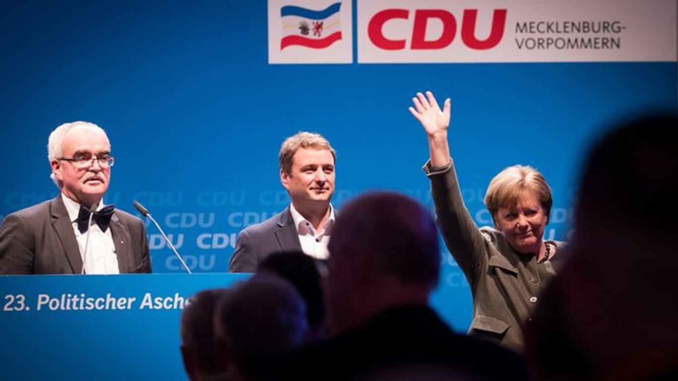 Bundeskanzlerin Angela Merkel mit Vincent Kokert Werner Kuhn beim politischen Aschermittwoch in Demmin, Mecklenburg-Vorpommern.