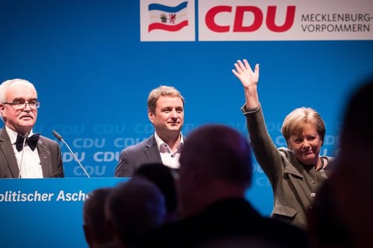 Bundeskanzlerin Angela Merkel mit Vincent Kokert Werner Kuhn beim politischen Aschermittwoch in Demmin, Mecklenburg-Vorpommern.