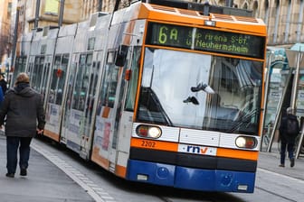 Straßenbahn in Mannheim: Kommunal- und Umweltverbände reagieren verhalten auf die Idee der Bundesregierung, den öffentlichen Nahverkehr kostenlos zu machen.