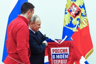 Eishockey-Superstar Ilja Kowaltschuk und Russlands Präsident Wladimir Putin.