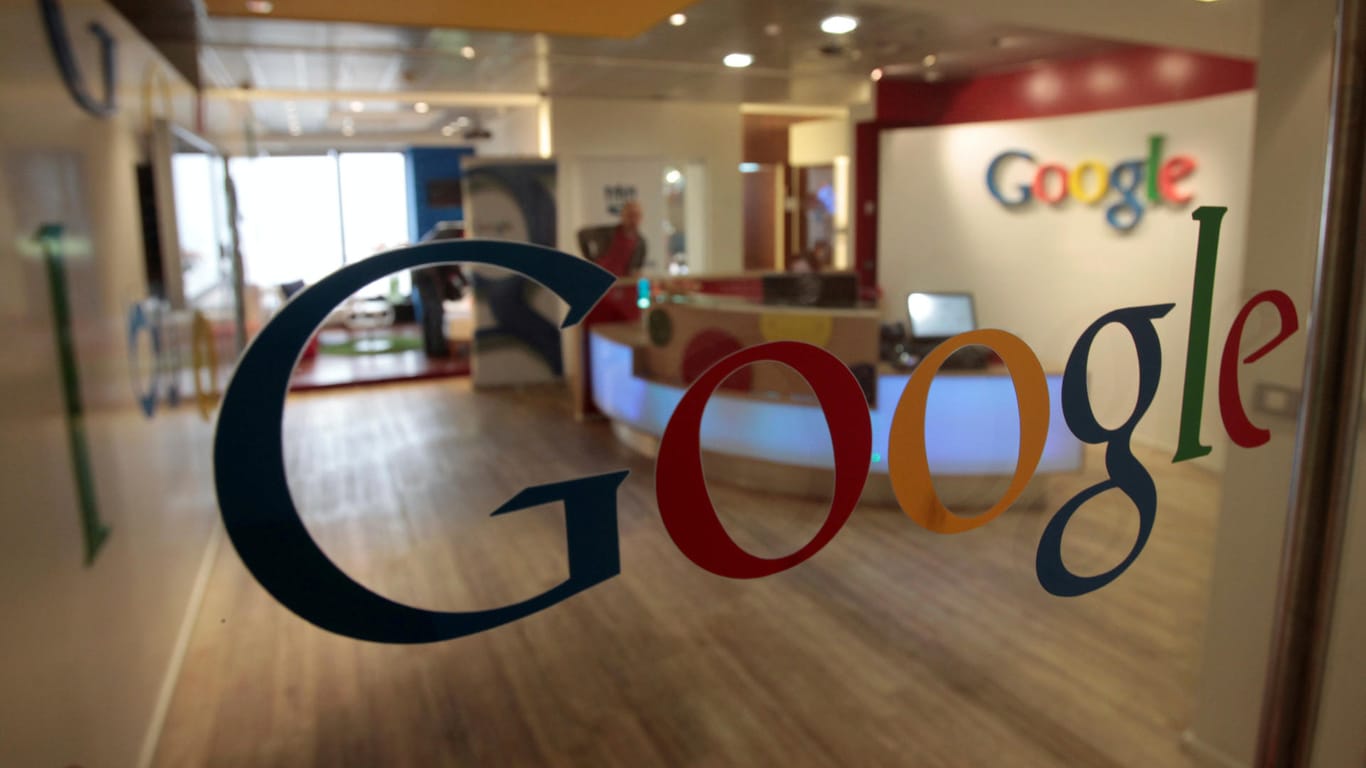 Das Google-Logo klebt an der Tür des Unternehmens: Google hat angekündigt, ein eigenes "Stories-Format" zu entwickeln.