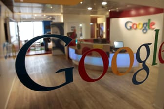 Das Google-Logo klebt an der Tür des Unternehmens: Google hat angekündigt, ein eigenes "Stories-Format" zu entwickeln.