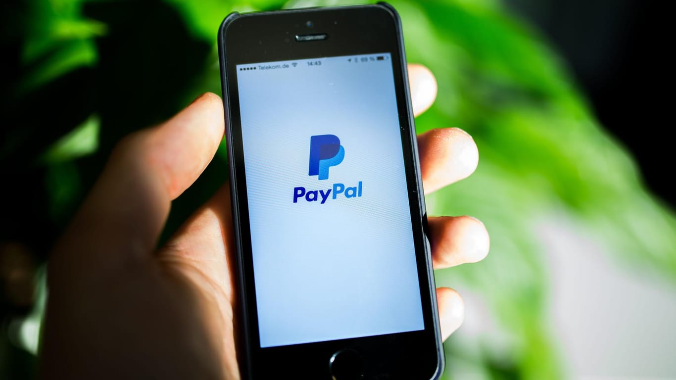 Das PayPal-Logo steht auf dem Display eines Mobiltelefons: Verbraucherschützer kritisieren die Geschäftsbedingungen von PayPal.