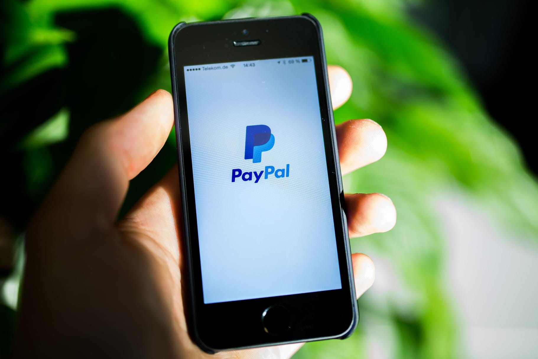 Das PayPal-Logo steht auf dem Display eines Mobiltelefons: Verbraucherschützer kritisieren die Geschäftsbedingungen von PayPal.