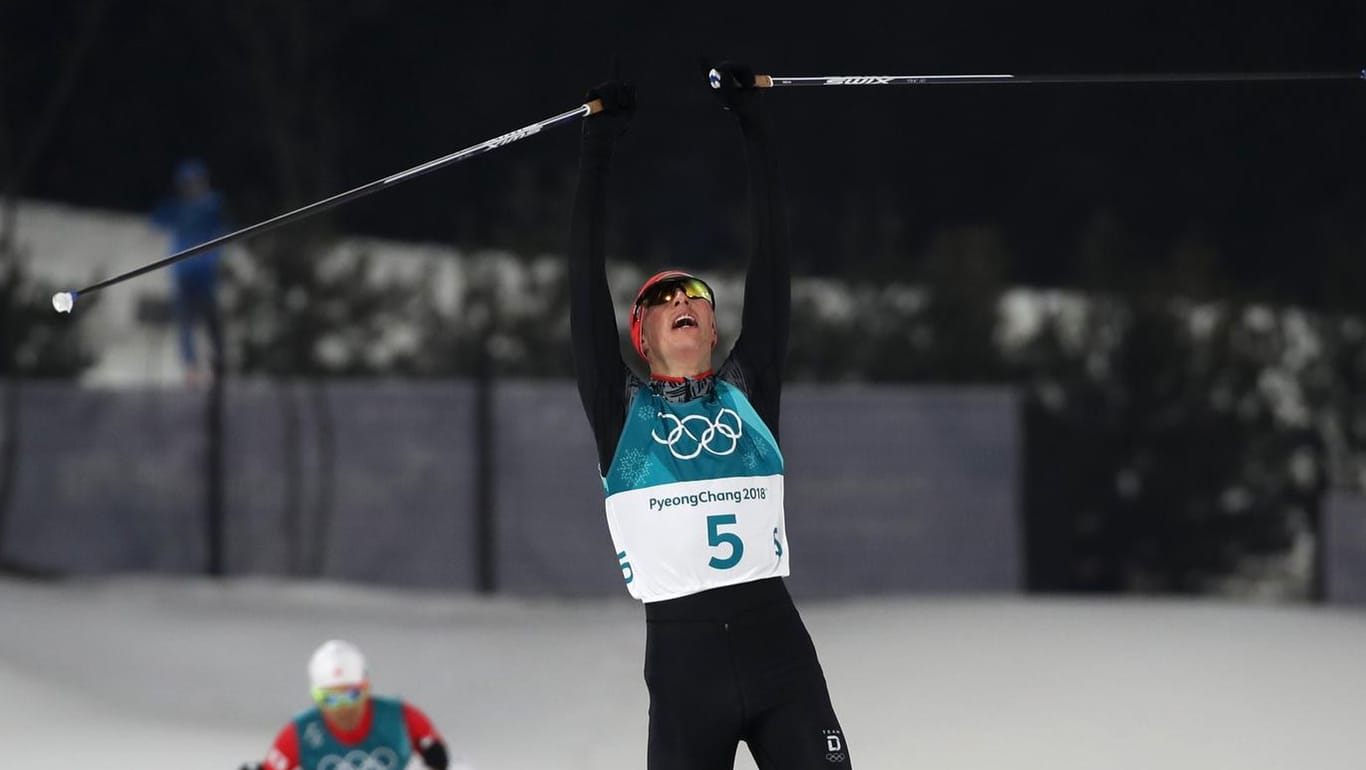 Der deutsche Fahnenträger jubelt über seinen Olympiasieg: Kombinierer Eric Frenzel hat wie vor vier Jahren Gold im Einzel-Wettbewerb geholt.