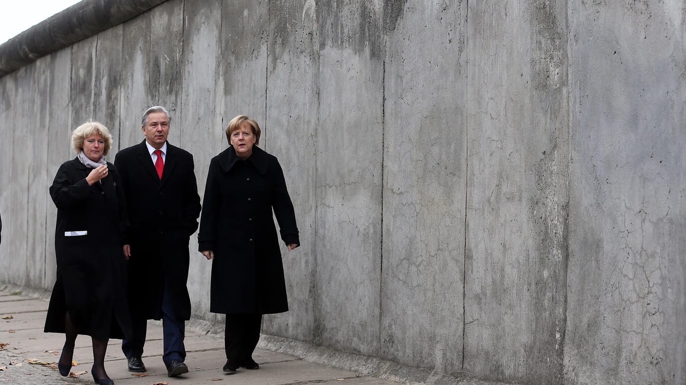 Monika Grütters, Klaus Wowereit und Angela Merkel an der Mauer-Gedenkstätte: Wie sehr hat die Kanzlerin daran gearbeitet, die Mauer in den Köpfen niederzureißen?