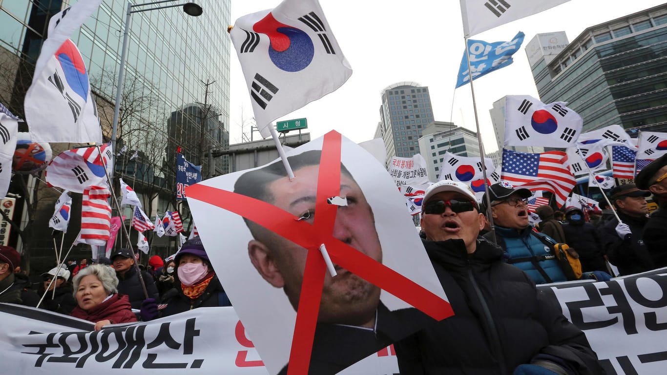 Anti-Kim-Demonstranten in Seoul: In Südkorea gibt es auch zahlreiche Gegner der Sonnenschein-Politik von Präsident Moon.