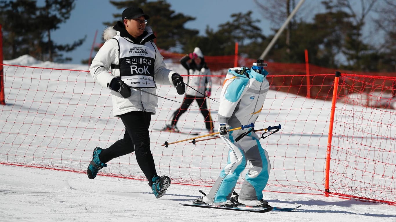 Skifahrender Roboter bei der Probe