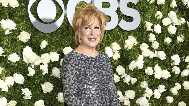 Bette Midler spielt eine Arzt-Ehefrau in der Midlife-Krise.