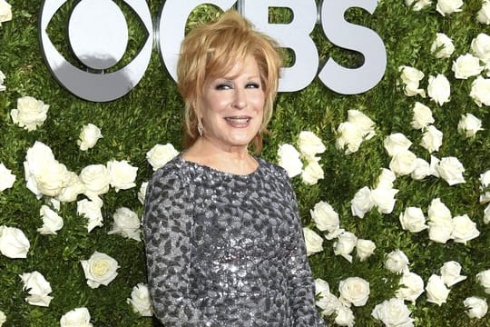 Bette Midler spielt eine Arzt-Ehefrau in der Midlife-Krise.