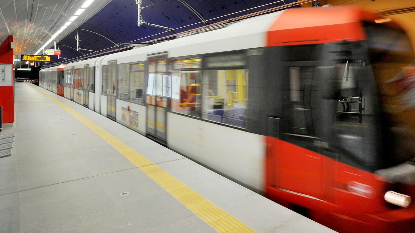 Ein U-Bahn-Gleis: In Mailand stürzte ein zweijähriges Kind auf die Gleise und konnte noch rechtzeitig von einem aufmerksamen Teenager gerettet werden. (Symbolbild)