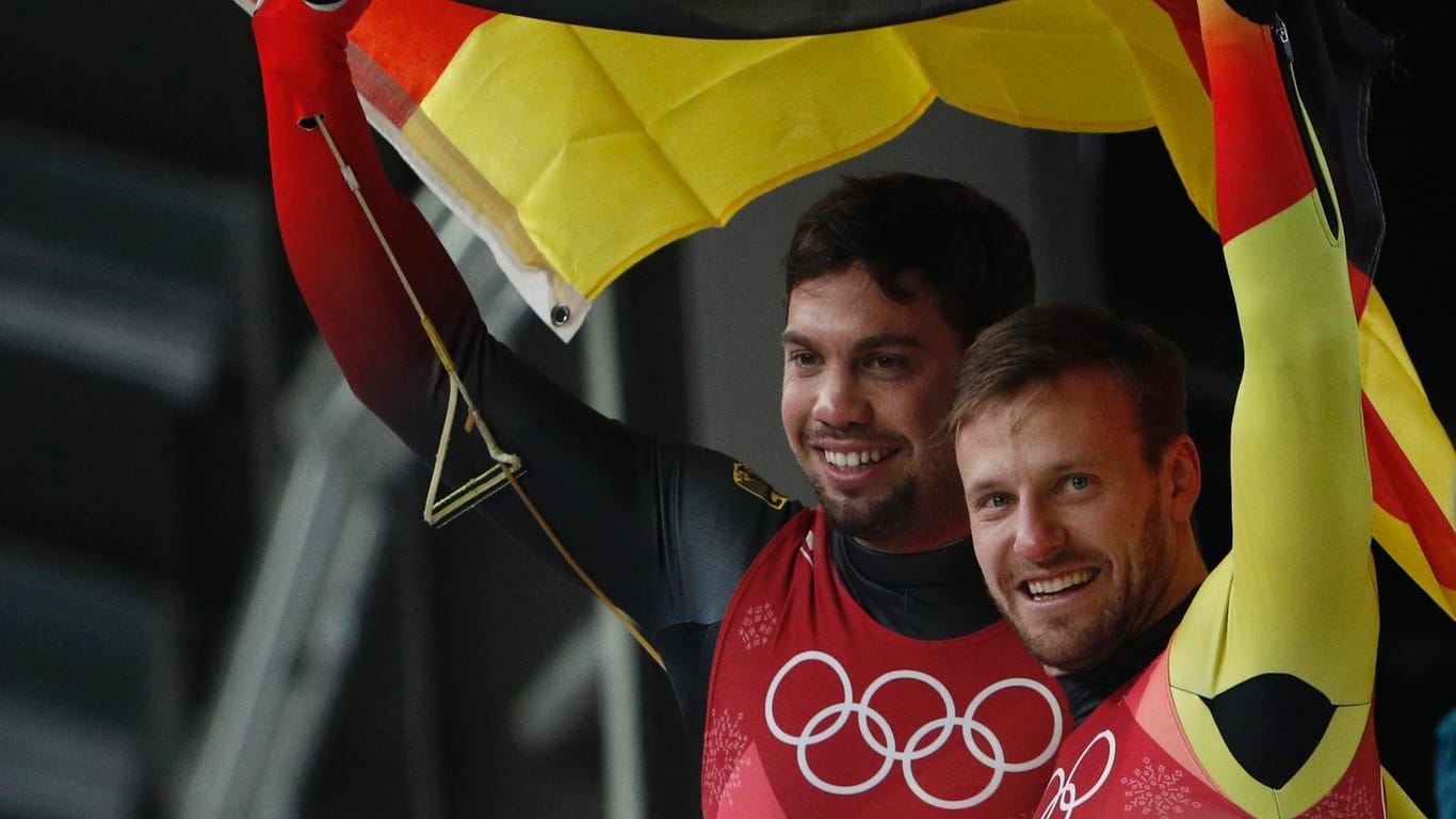 Jubelnde Olympiasieger: Die deutschen Rennrodler Tobias Wendl und Tobias Arlt haben ihren Titel von Sotschi verteidigt.