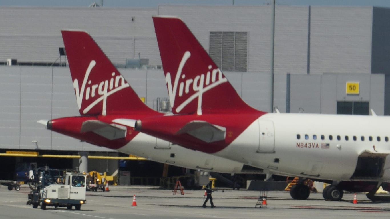 Zwei Flugzeuge von Virgin America. Ein Virgin-Flieger zeichnete jetzt ein riesiges Herz an den Himmel.