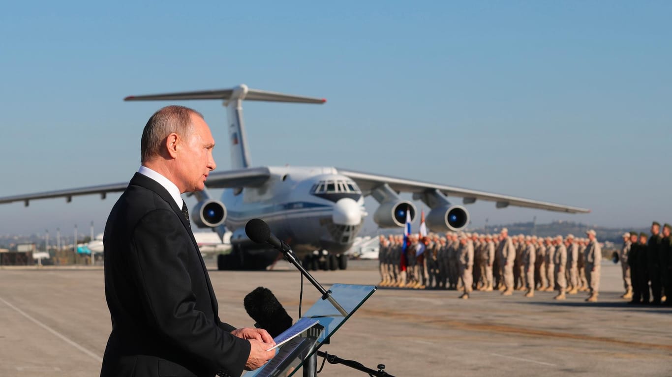 Wladimir Putin, Präsident von Russland, spricht zu russischen Soldaten: Bei einem schweren US-Luftangriff auf Regierungskräfte in Syrien vergangene Woche sind auch mehrere russische Söldner getötet worden.