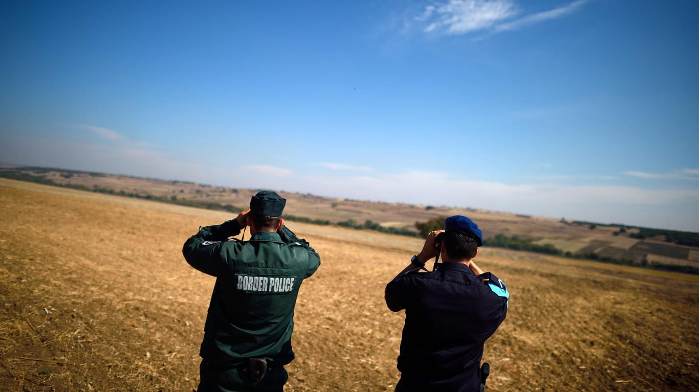 Zwei Beamte der europäischen Grenzschutzagentur Frontex an der bulgarischen Grenze: Ein effektiveres Grenzschutzsystem würde die EU Milliarden kosten, rechnet Haushaltskommissar Günther Oettinger vor.