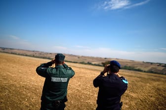 Zwei Beamte der europäischen Grenzschutzagentur Frontex an der bulgarischen Grenze: Ein effektiveres Grenzschutzsystem würde die EU Milliarden kosten, rechnet Haushaltskommissar Günther Oettinger vor.